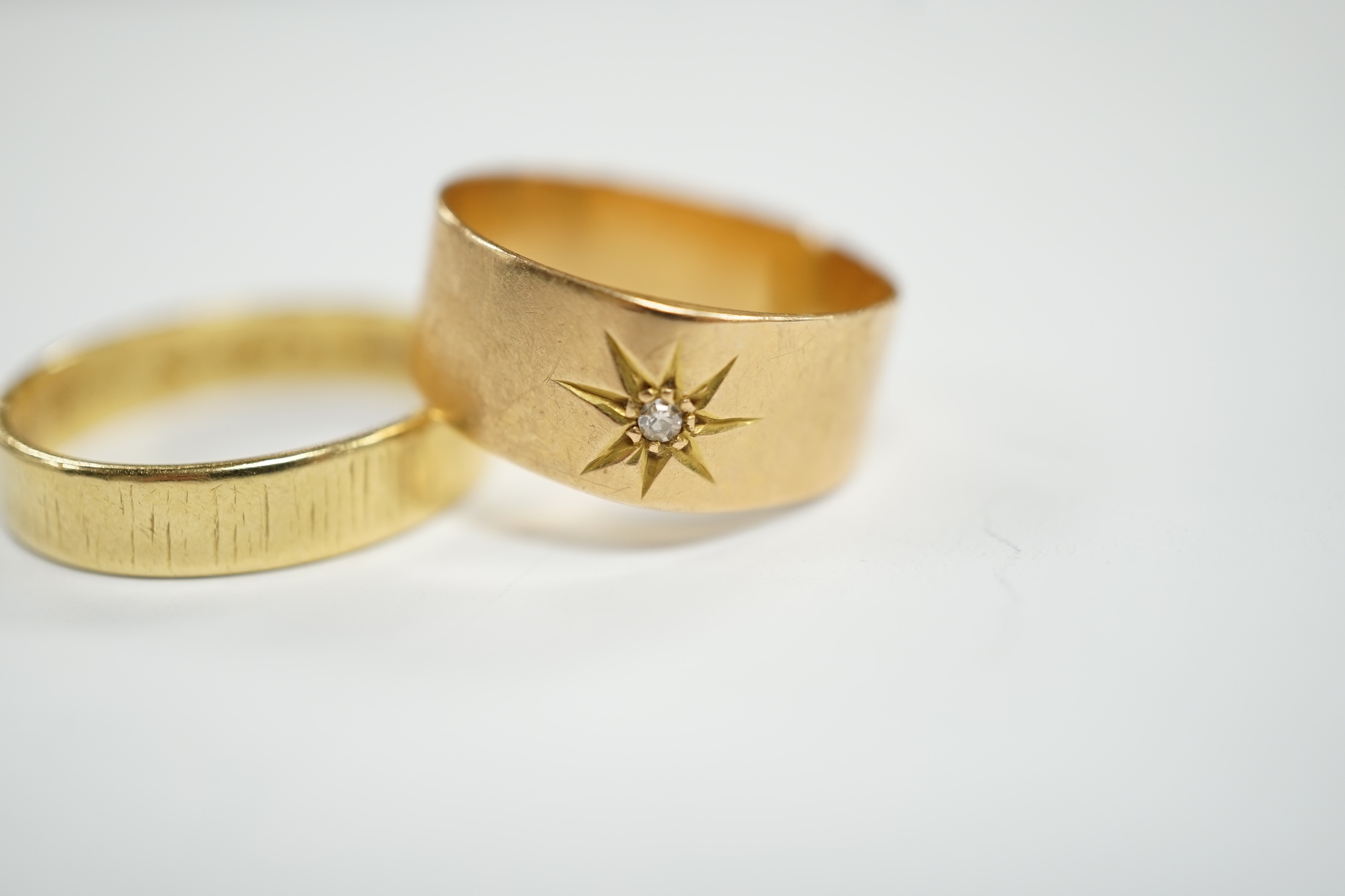 Two 18ct gold wedding bands, one hallmarked for London, 1918, 7.7 grams.